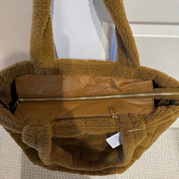 NEW WITH TAGS LULULEMON QUILTED GRID TOTE/ FLEECE XL/ 26L - Picture 5 of 7